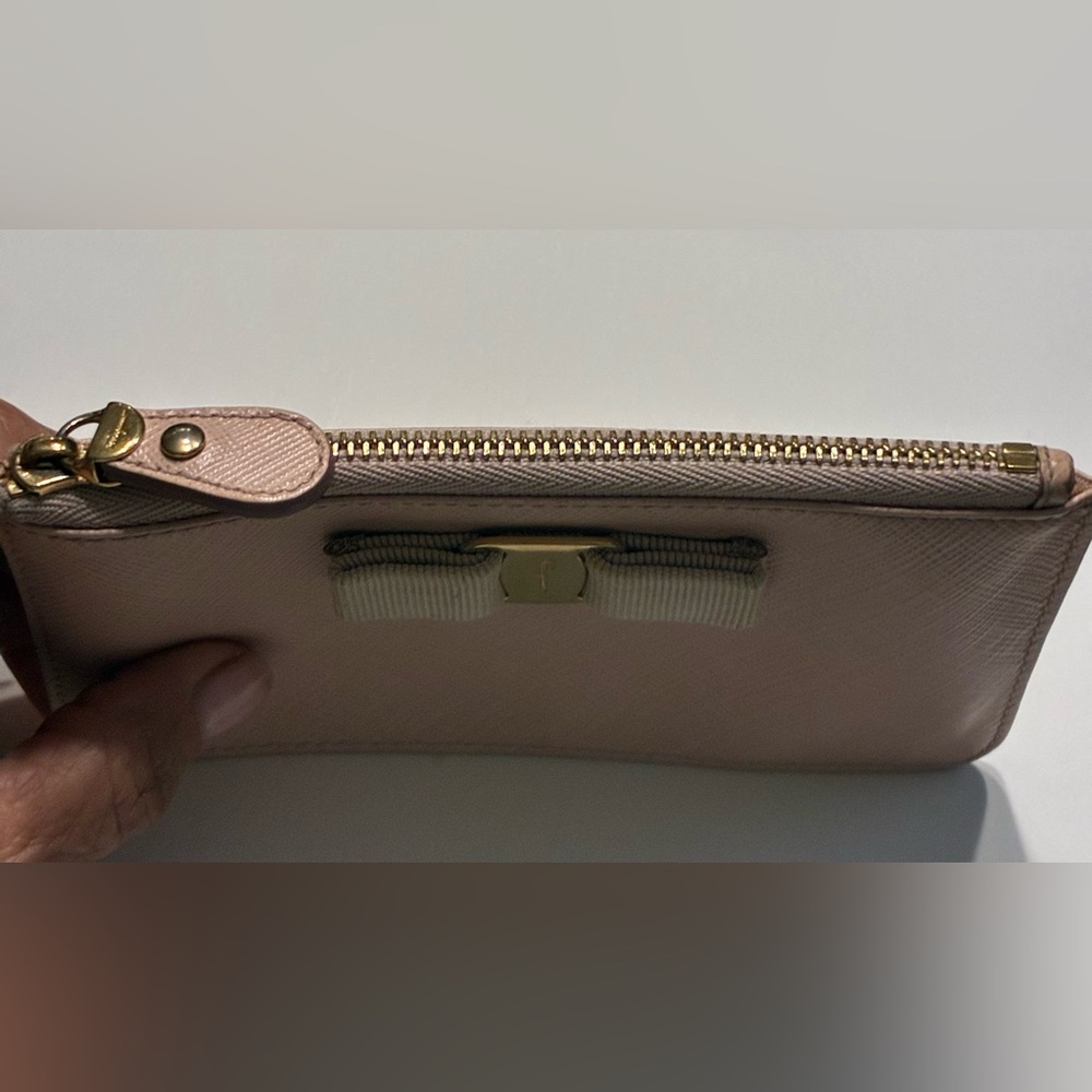 Salvatore Ferragamo EUC Vera Pink Zip Leather Clutch with Gold Accent KY-22 C432 - Picture 5 of 13